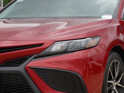 Used 2022 Toyota Camry SE FWD image 5