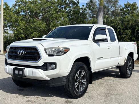 Used 2017 Toyota Tacoma TRD Off-Road image 1