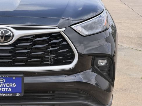 Used 2025 Toyota Highlander LE FWD image 4