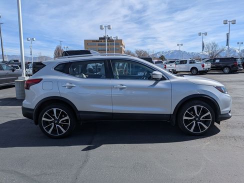 Used 2017 Nissan Rogue Sport SL image 2