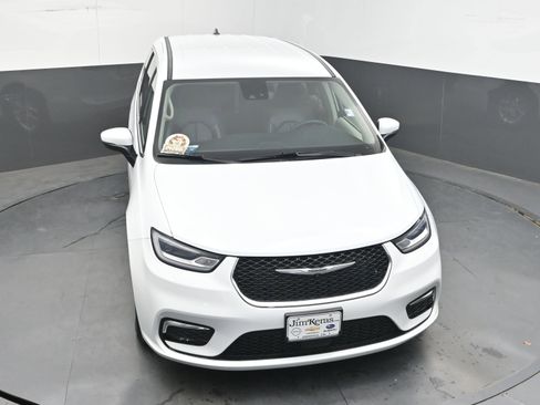 Used 2023 Chrysler Pacifica Touring-L FWD image 28