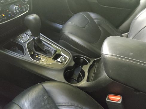 Used 2019 Jeep Cherokee Limited FWD image 26