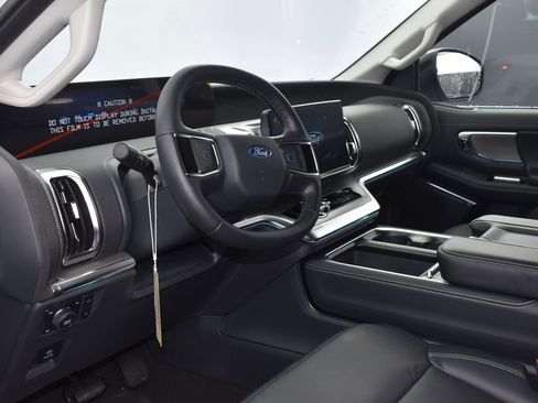 New 2026 Ford Expedition Platinum image 8