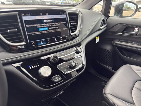 New 2026 Chrysler Pacifica Select FWD image 20