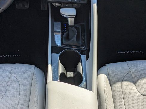 Used 2023 Hyundai Elantra Limited image 17