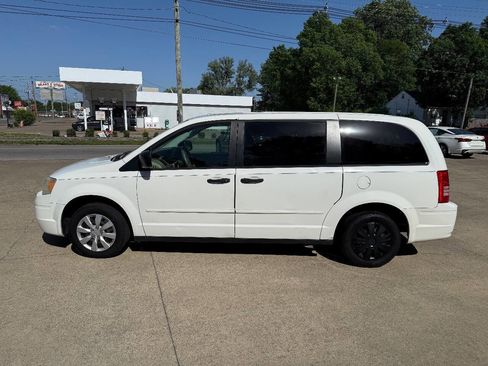 Used 2008 Chrysler Town & Country LX FWD image 2