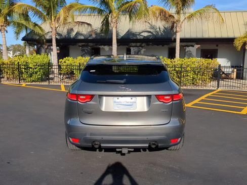 Used 2018 Jaguar F-PACE Prestige image 7