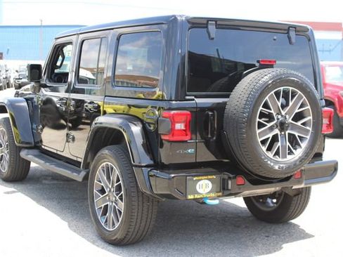 Used 2023 Jeep Wrangler Unlimited Sahara AWD/4WD image 3
