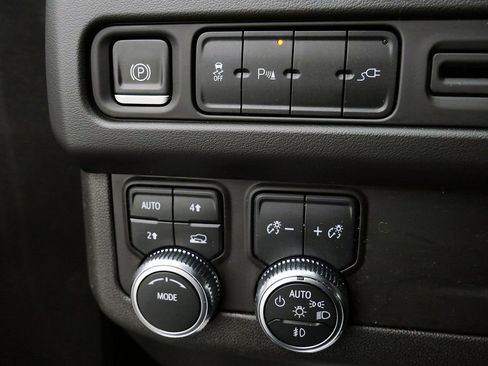 Used 2021 GMC Yukon SLE image 26