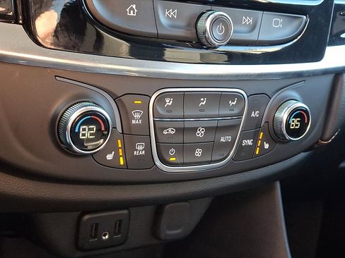 Used 2020 Chevrolet Traverse LT w/ Driver Confidence II Package image 16