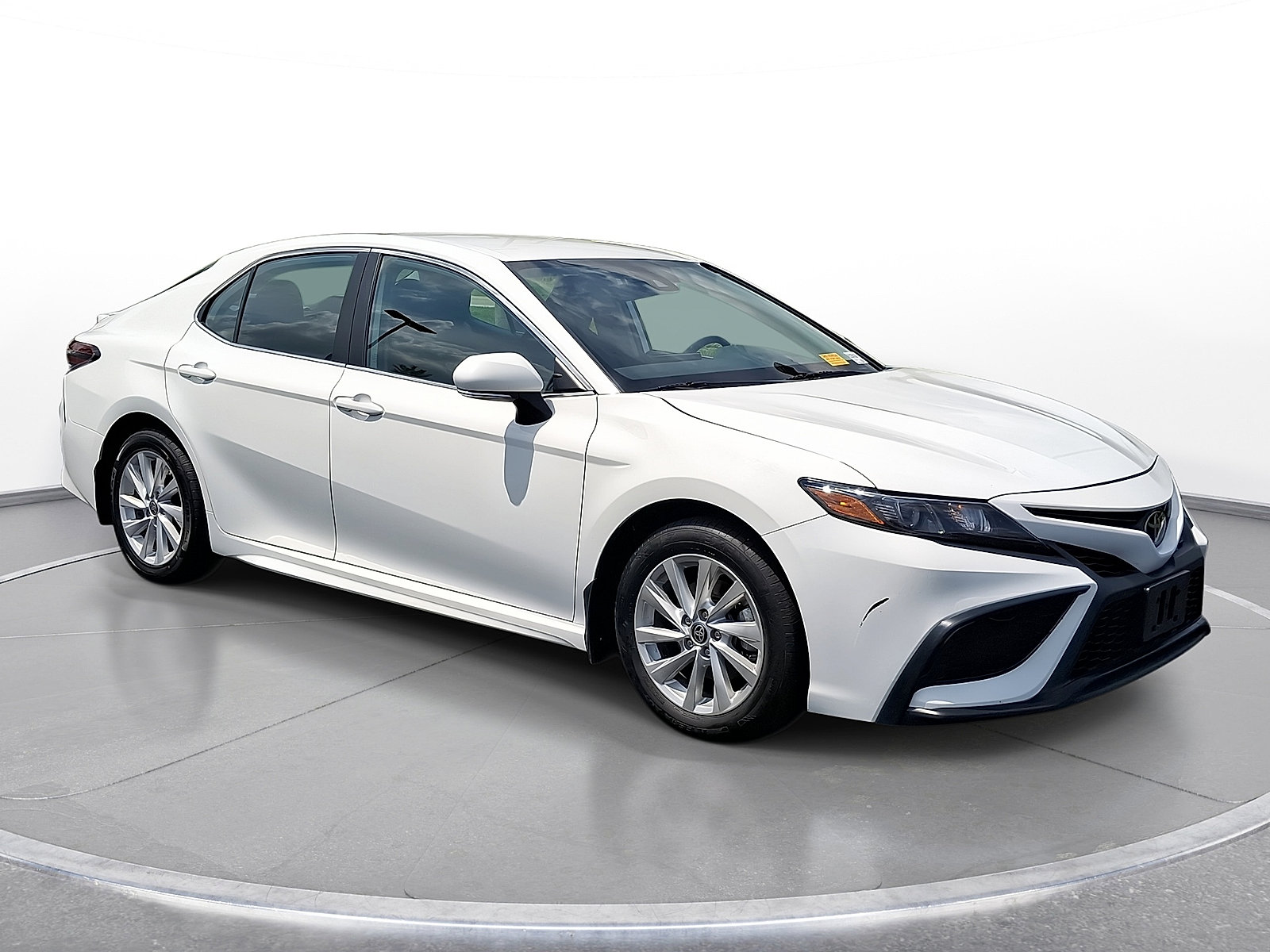 Used 2024 Toyota Camry SE FWD image 1