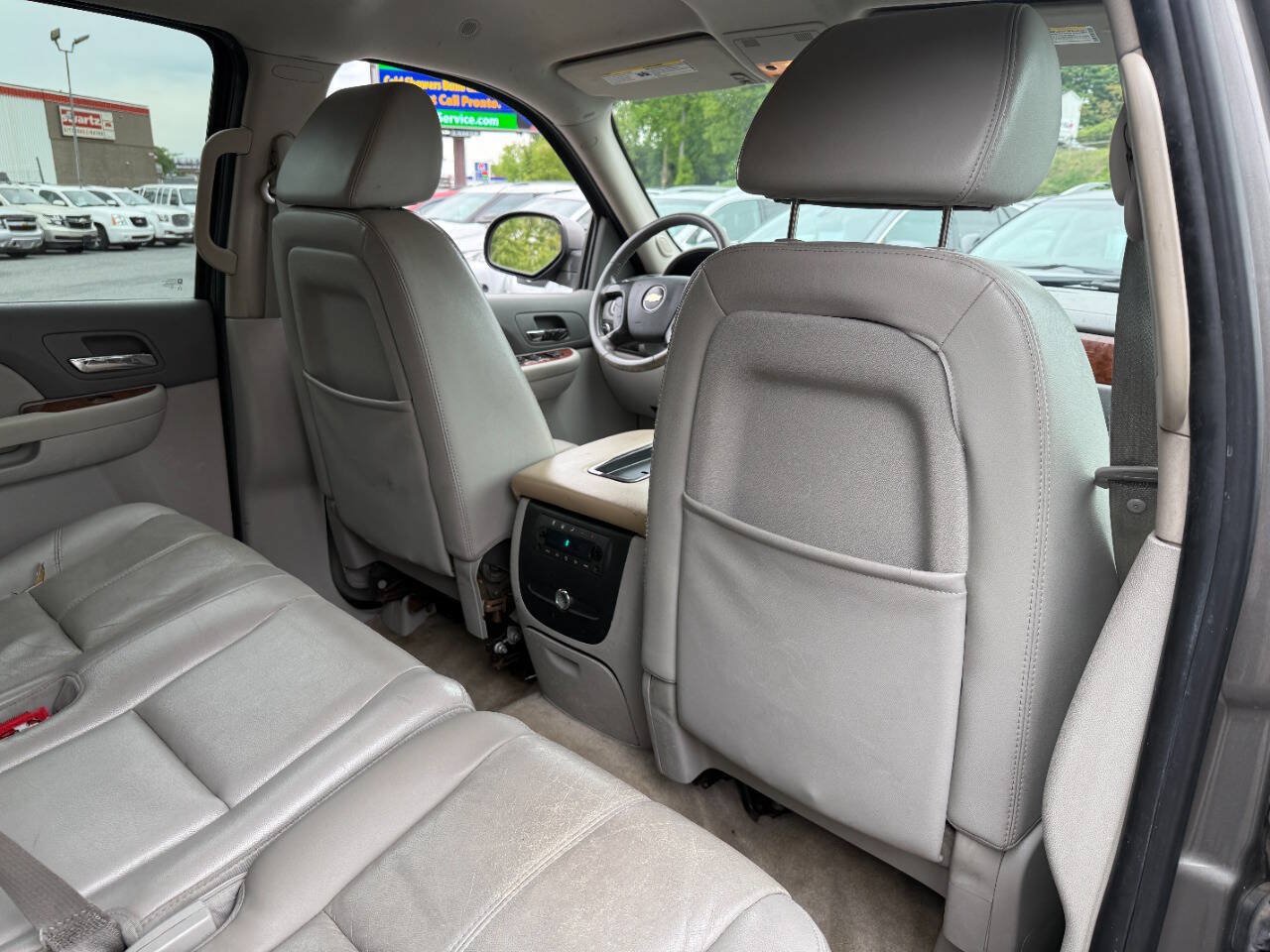 Used 2007 Chevrolet Suburban 2500 LT w/ LT Preferred Equipment Group AWD/4WD image 30