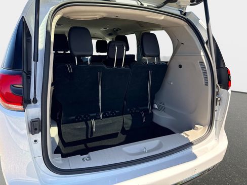 Used 2024 Chrysler Pacifica Limited FWD image 9