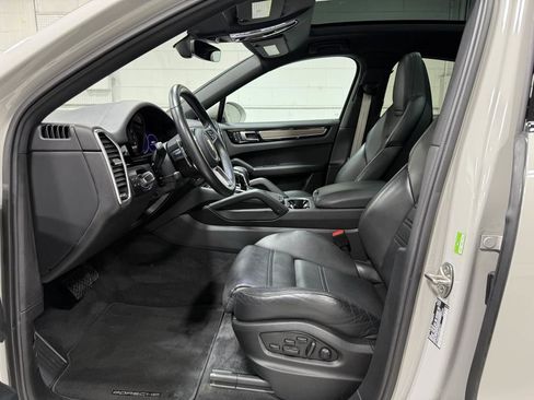 Used 2023 Porsche Cayenne Platinum Edition image 10