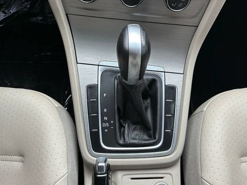 Used 2015 Volkswagen Golf S image 21