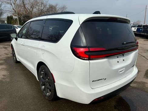 Used 2026 Chrysler Pacifica Limited w/ S Appearance Package image 8