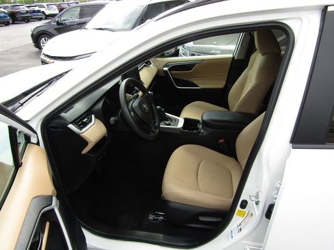 Used 2022 Toyota RAV4 LE image 4