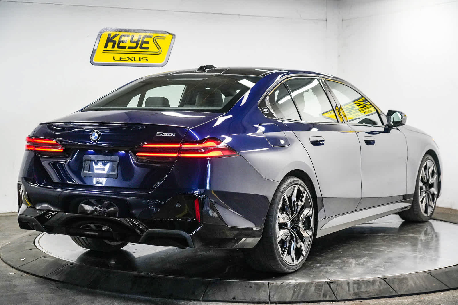 Used 2026 BMW 530i w/ M Sport Package RWD image 6