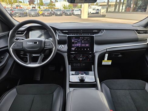 New 2025 Jeep Grand Cherokee Altitude image 8