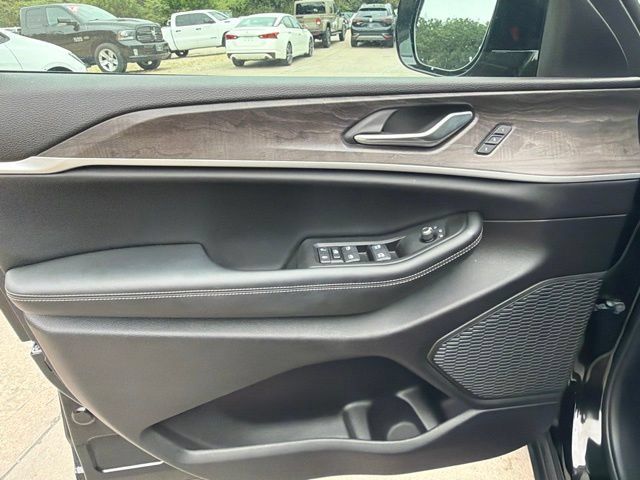 Used 2025 Jeep Grand Cherokee L Limited w/ Black Appearance Package AWD/4WD image 21
