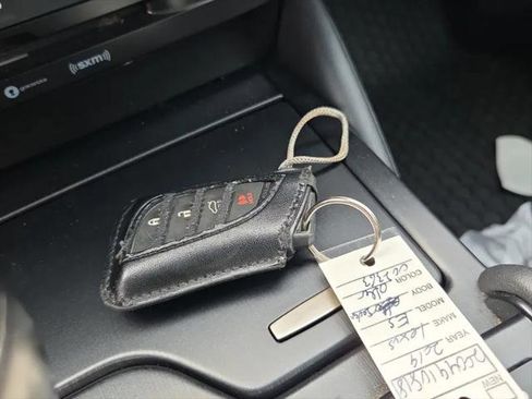 Used 2019 Lexus ES 300h w/ Premium Package FWD image 21
