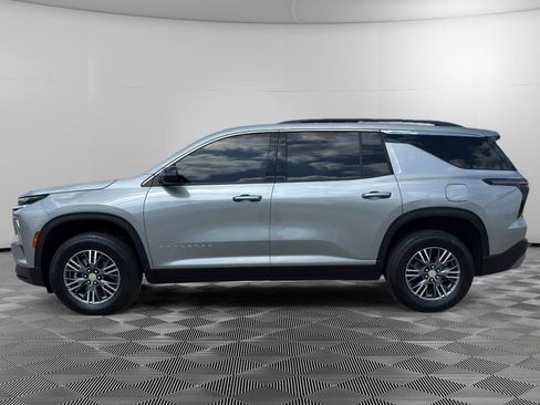 Used 2025 Chevrolet Traverse LT AWD/4WD image 2