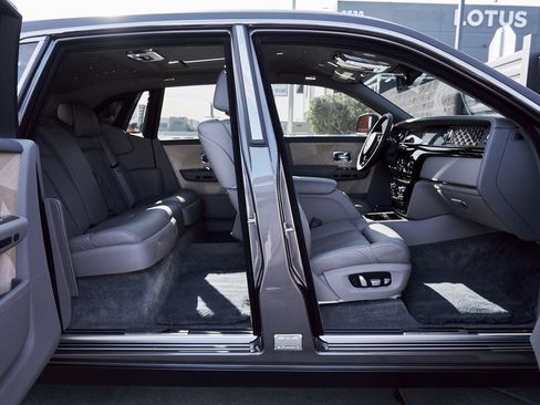 Used 2025 Rolls-Royce Phantom Sedan RWD image 26