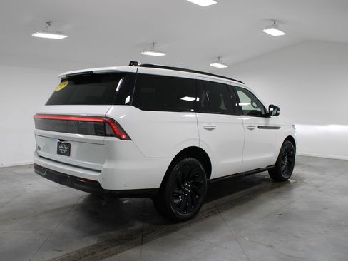 Used 2025 Lincoln Navigator Reserve w/ Jet Appearance Package image 9