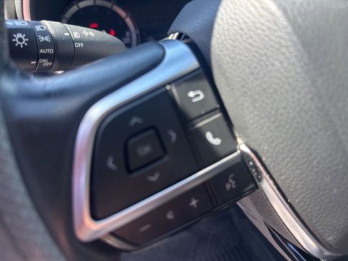 Used 2021 Toyota Highlander XLE FWD image 16