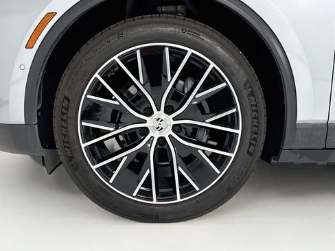 Certified 2025 Porsche Macan Electric RWD image 11