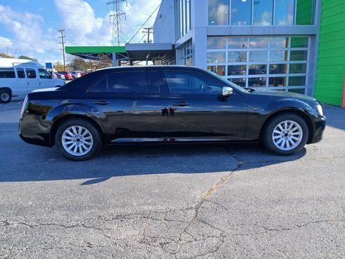 Used 2013 Chrysler 300 image 3