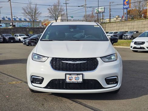 New 2026 Chrysler Pacifica Select image 3
