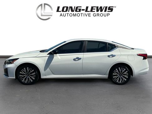 Used 2025 Nissan Altima 2.5 SV FWD image 2