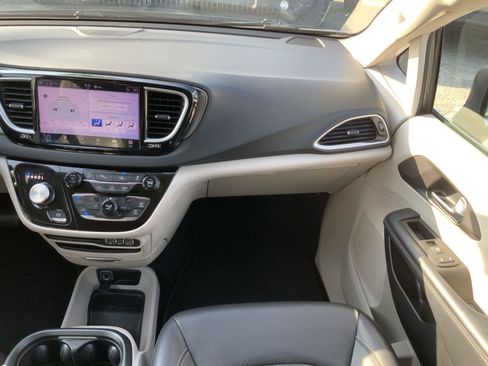Used 2023 Chrysler Pacifica Touring-L FWD image 56