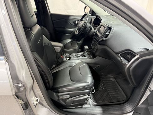 Used 2019 Jeep Cherokee Latitude Plus AWD/4WD image 18