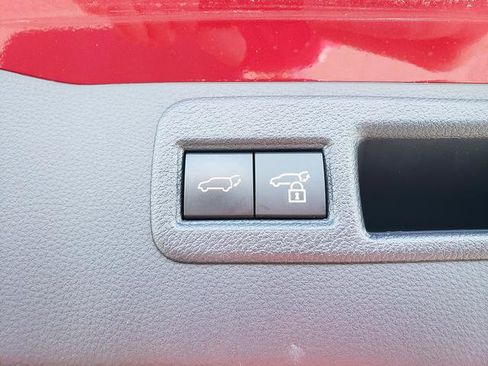 Used 2024 Toyota Venza LE AWD/4WD image 10