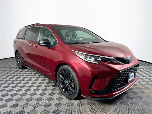 Used 2021 Toyota Sienna XSE image 8