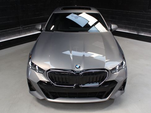 Used 2024 BMW 530i xDrive AWD/4WD image 10