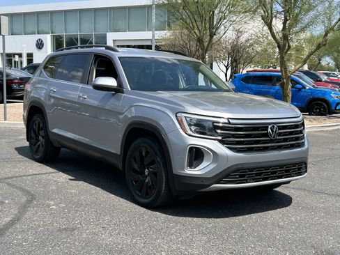 Used 2024 Volkswagen Atlas SE w/ Black Wheel Package FWD image 6