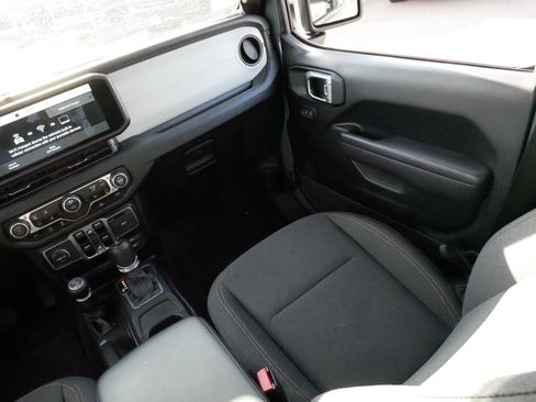 Used 2025 Jeep Gladiator Sport AWD/4WD image 11