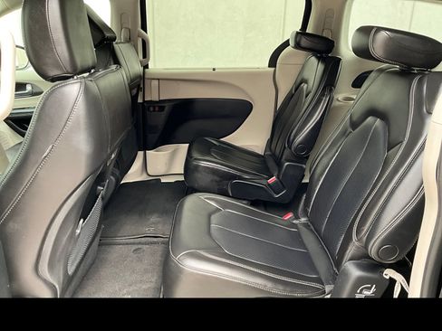 Used 2023 Chrysler Pacifica Touring-L FWD image 10