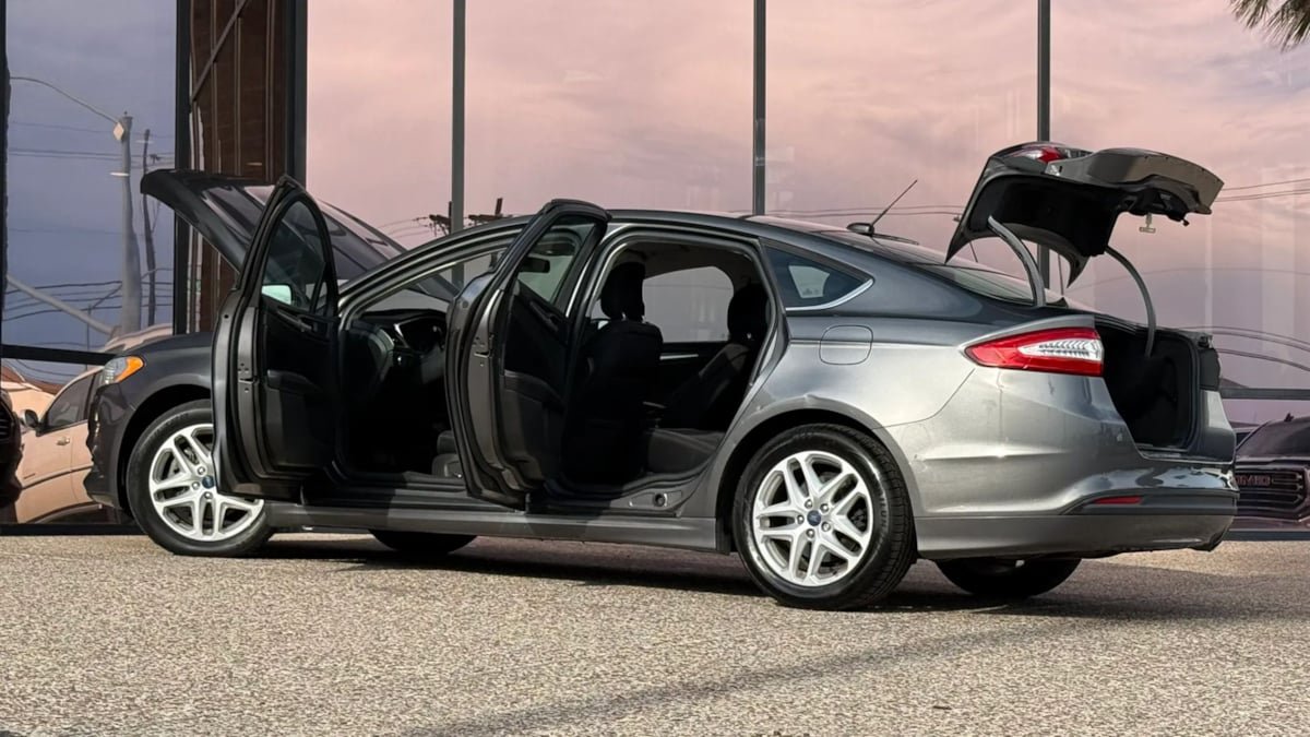 Used 2014 Ford Fusion SE FWD image 29