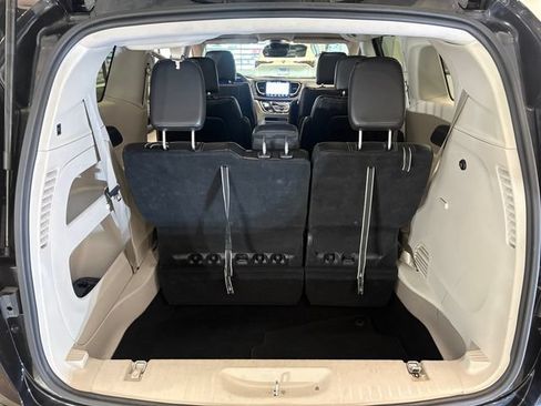 Used 2023 Chrysler Pacifica Touring-L FWD image 24