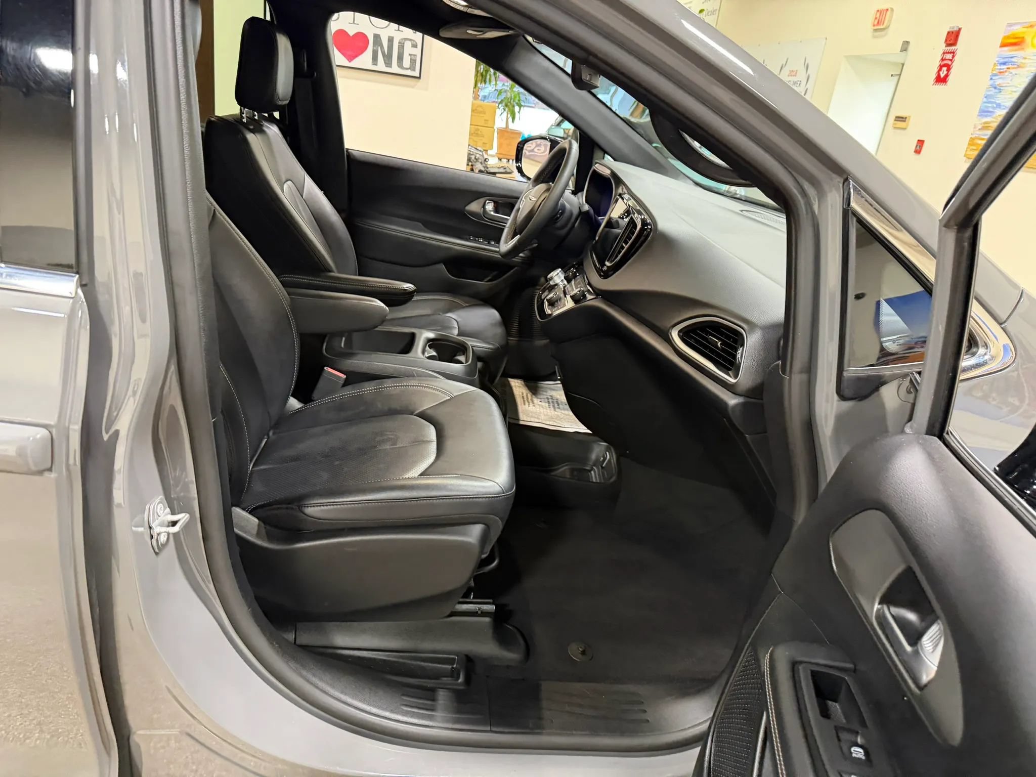 Used 2025 Chrysler Pacifica Select FWD image 33