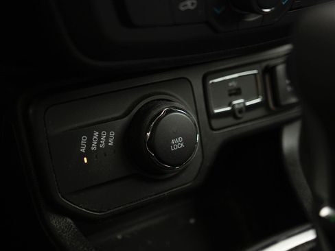 Used 2019 Jeep Renegade Latitude w/ Safety & Security Group II AWD/4WD image 10