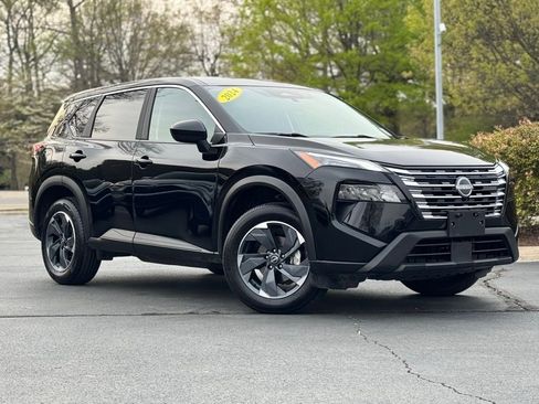 Used 2024 Nissan Rogue SV image 2