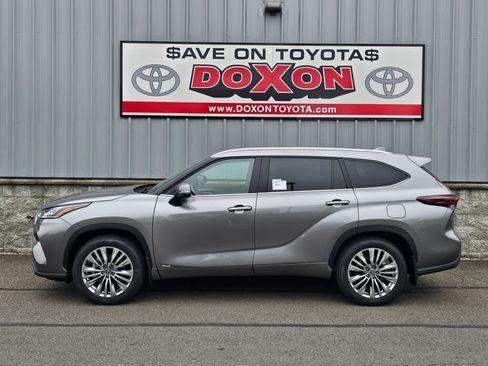 New 2026 Toyota Highlander Platinum AWD/4WD image 1