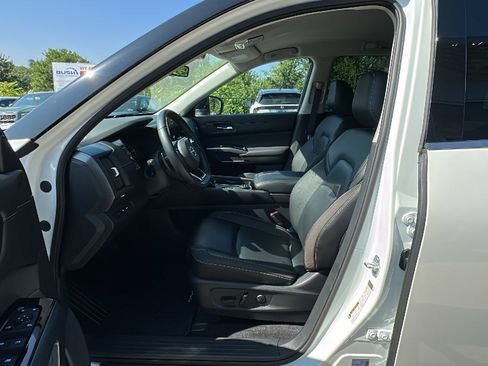 Certified 2024 Nissan Pathfinder SL w/ Black Appearance Package image 11