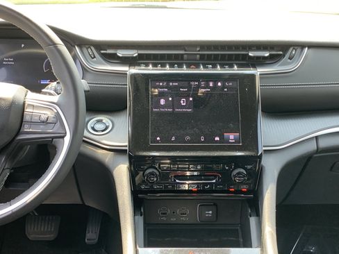 Certified 2023 Jeep Grand Cherokee Laredo w/ Luxury Tech Group I RWD image 32