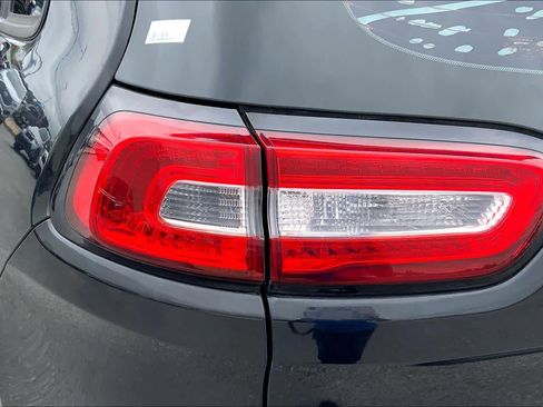 Used 2016 Jeep Cherokee Sport FWD image 28